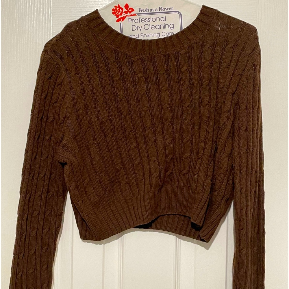 A cropped cable-knit sweater🤎